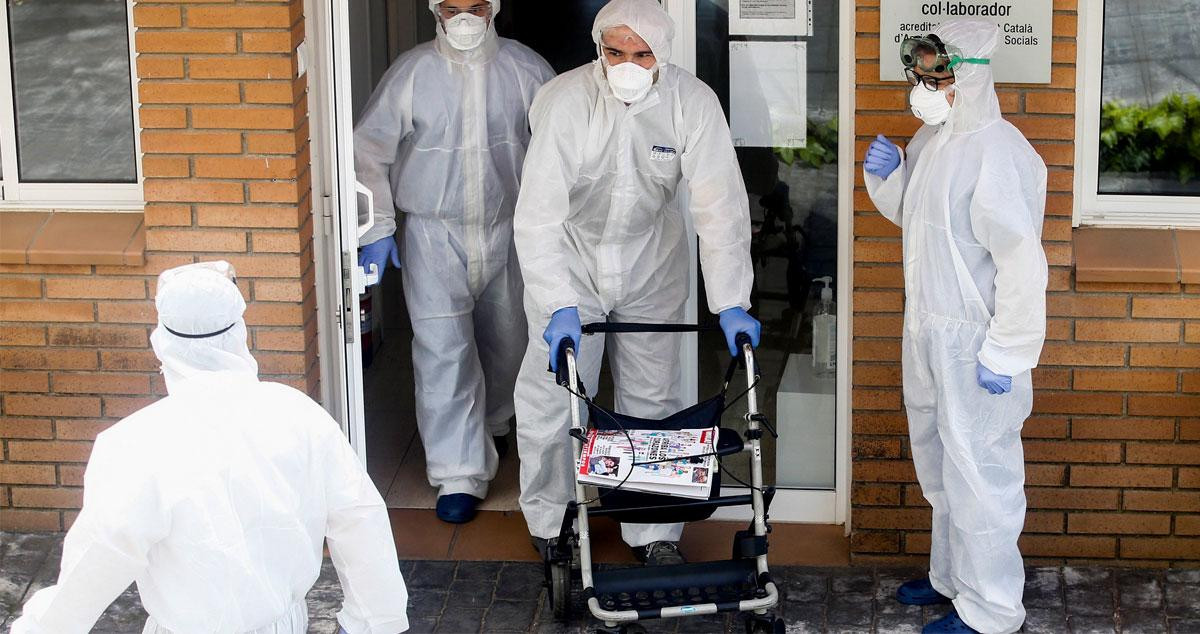 Trabajadores en una de las residencias catalanas durante la pandemia / EFE