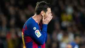 El capitán del Barça, Leo Messi, se lleva las manos al rostro / EP