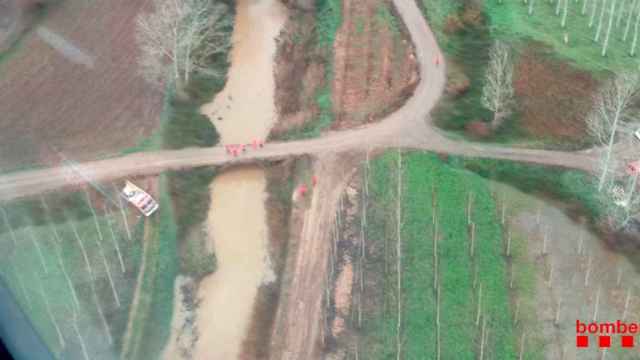 Operativo de búsqueda del joven desaparecido en la acequia de Sils / BOMBERS