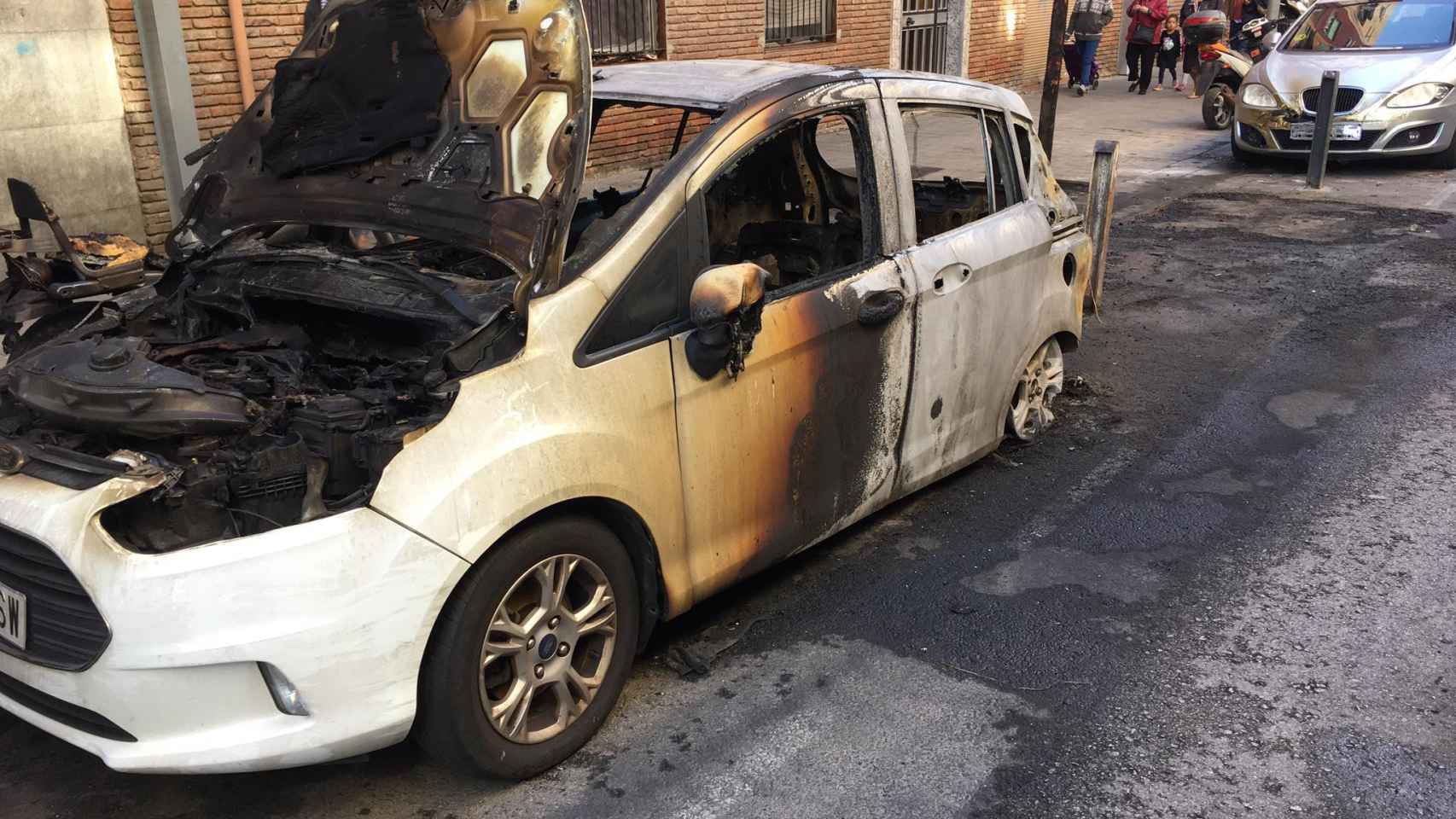 Uno de los coches quemados en Badalona / TWITTER
