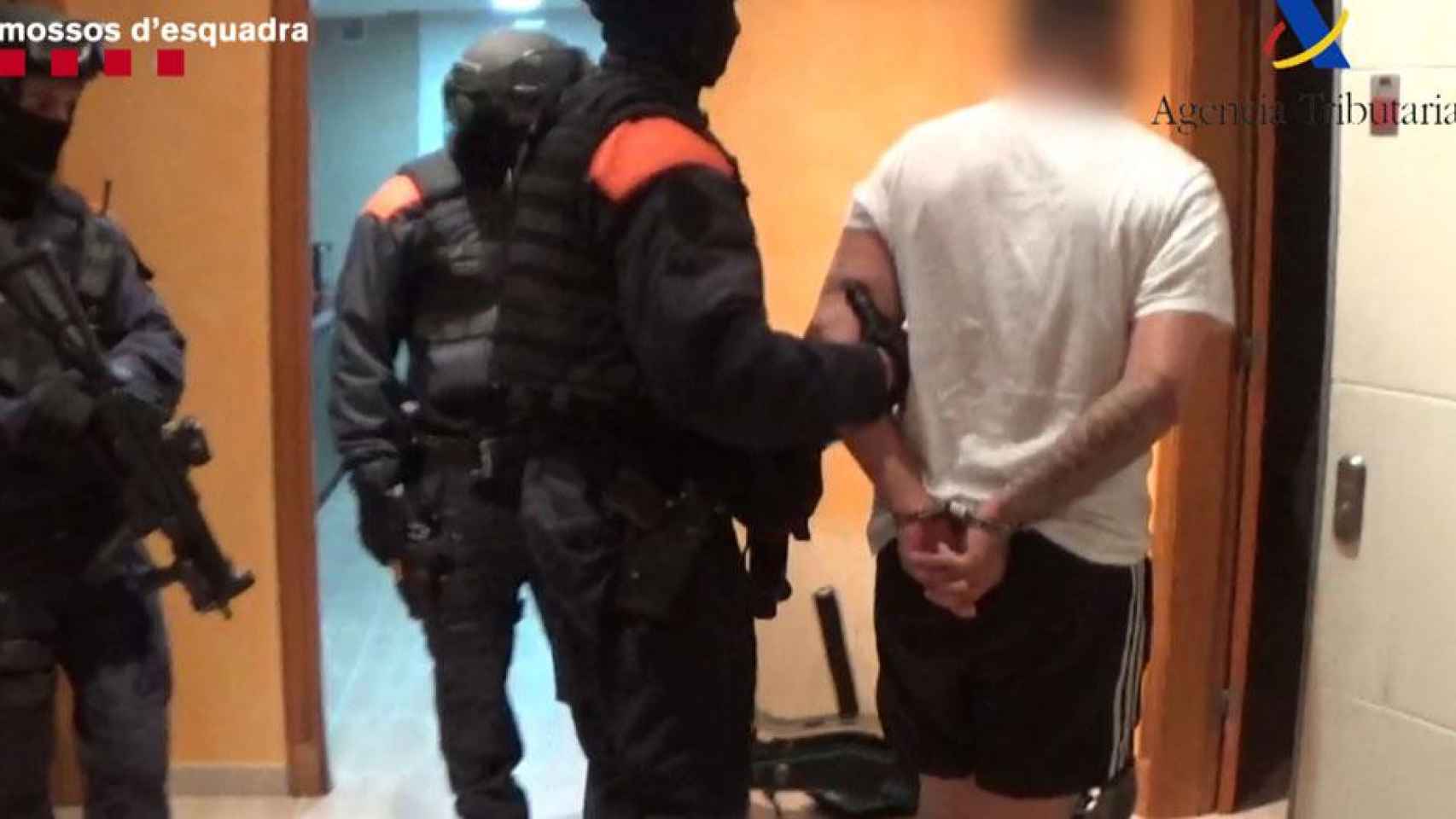 Agentes de los Mossos d'Esquadra con uno de los detenidos / MOSSOS D'ESQUADRA