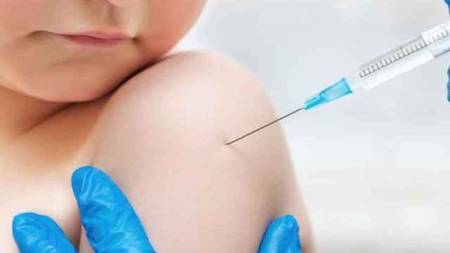 Bebé recibiendo una vacuna / EP