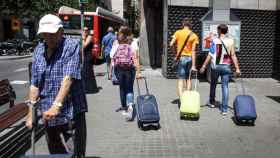 Turistas arrastrando sus maletas en Barcelona. ¿Crisis turística en España? /EP