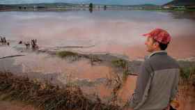 Un vecino de la zona observa los campos anegados de agua en las afueras de la localidad malagueña de Sierra de Yeguas / EFE