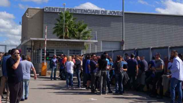 Los funcionarios de la cárcel Quatre Camins se manifiestan ante el centro de Jóvenes / CSIF