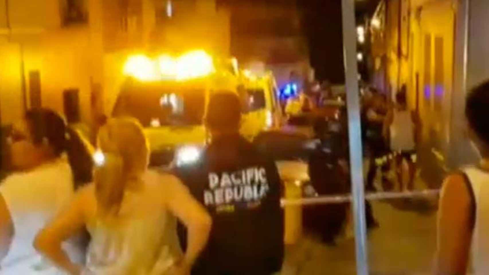 Una ambulancia en la calle de Cartago de Sabadell tras un tiroteo