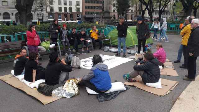 Campamento de los sintecho en plaza Cataluña / TWITTER