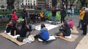 Campamento de los sintecho en plaza Cataluña / TWITTER