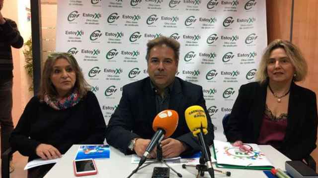 Ferran Barri, coordinador de educación de CSIF Cataluña, junto a dos psicólogas del sindicato / CG