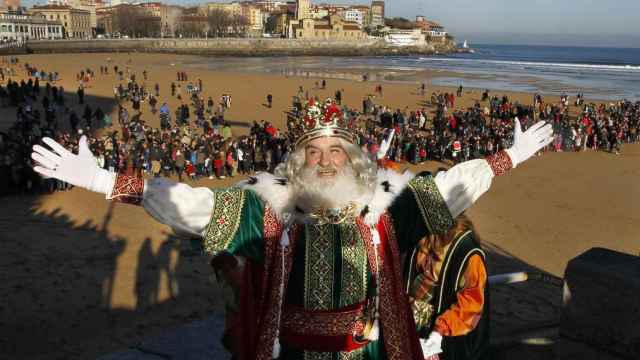 El rey Melchor a su llegada el año pasado a la playa de San Lorenzo, de Gijón / EFE
