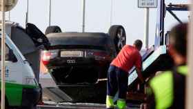 Los Mossos remolcan el coche de los terroristas abatidos en el Paseo Marítimo de Cambrils / CG
