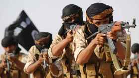 Miembros del ISIS con armas de fuego / CG