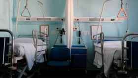 Imagen de dos camas vacías en un hospital de Cataluña / EFE