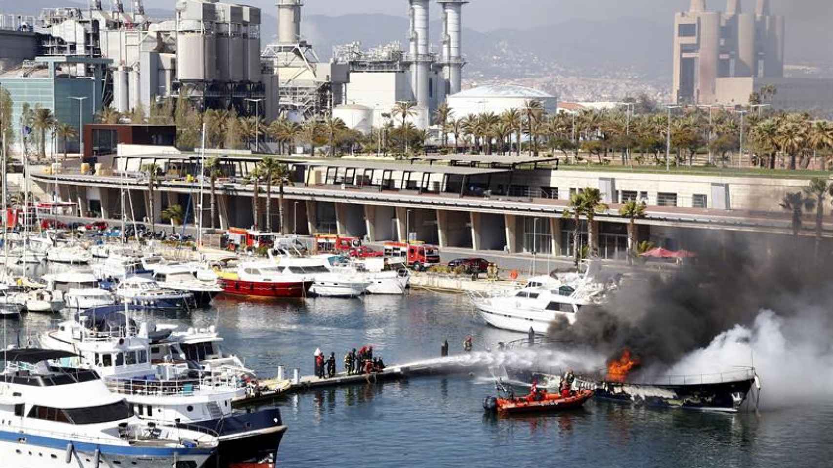 Imagen del segundo incendio que ha calcinado cuatro embarcaciones más en el Port Fòrum / EFE