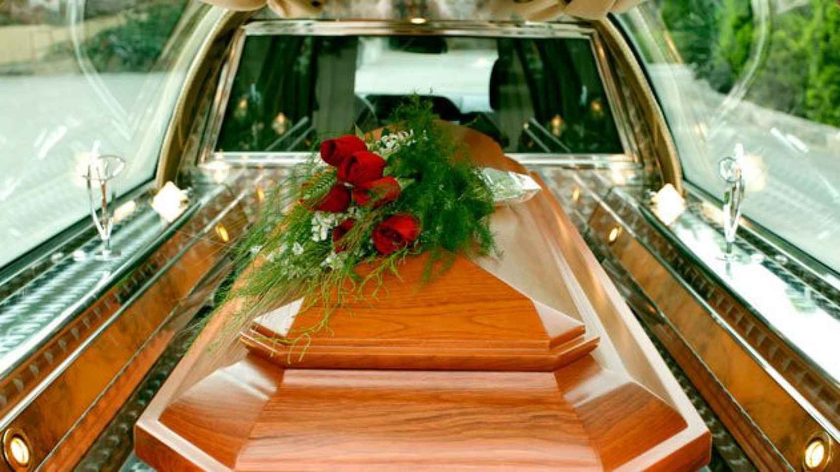 Imagen de un ataúd en el interior de un coche fúnebre / CG