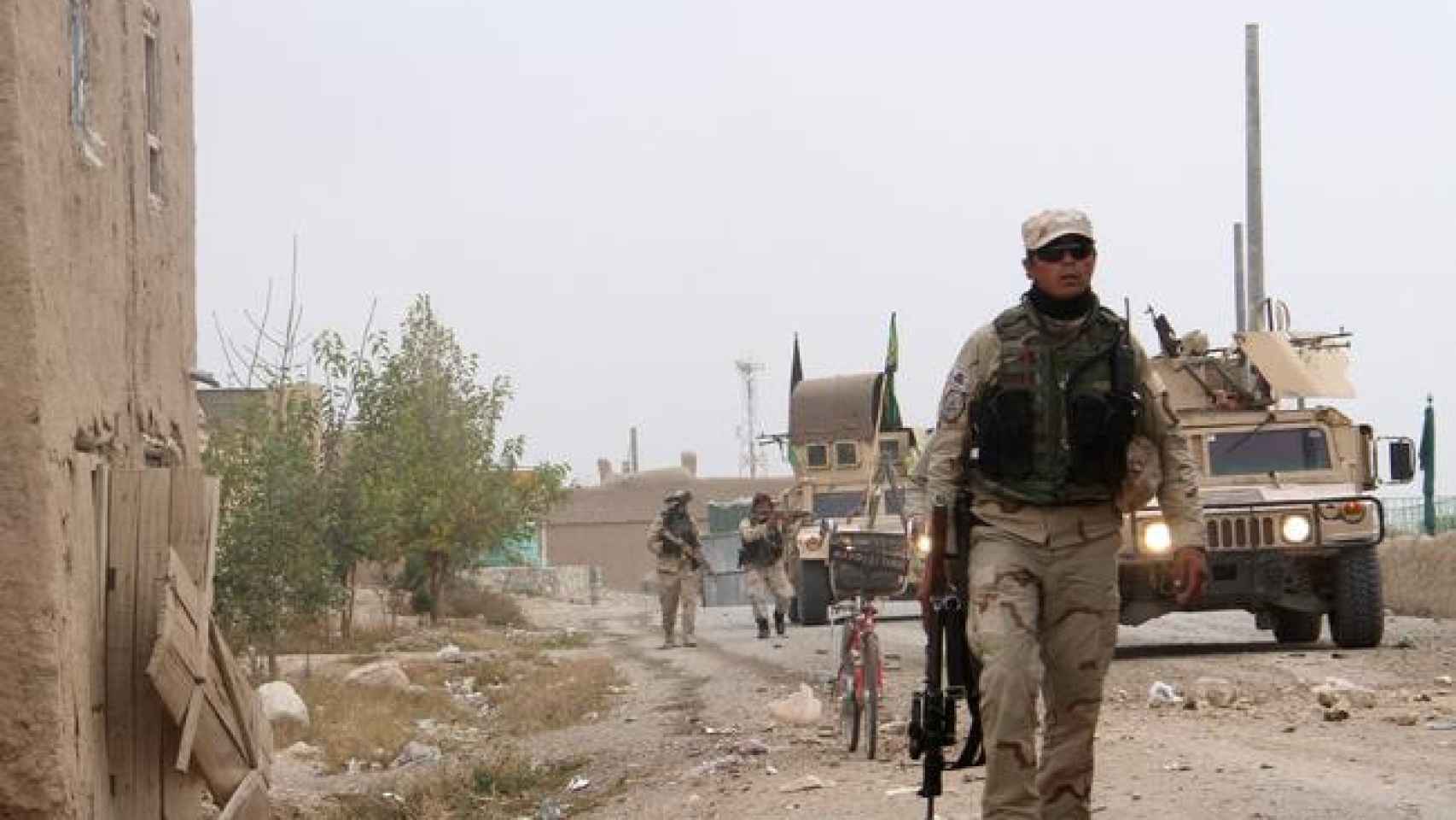 Una patrulla vigila una calle en Afganistán / EFE
