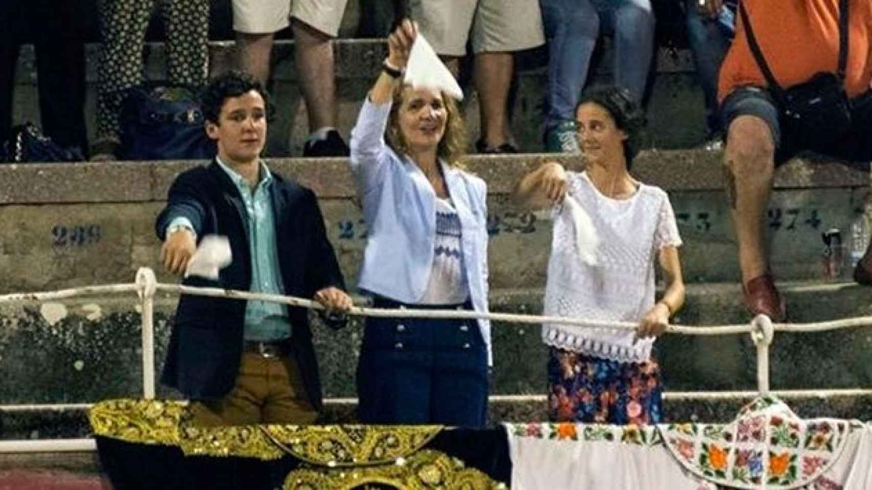 La infanta Elena junto a sus hijos, Froilán y Victoria Federica, en la corrida de la plaza de toros de Palma / EP