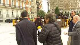 La periodista de Catalunya Ràdio, Mercè Alcocer, durante la cobertura del caso Pujol en la Audiencia Nacional.