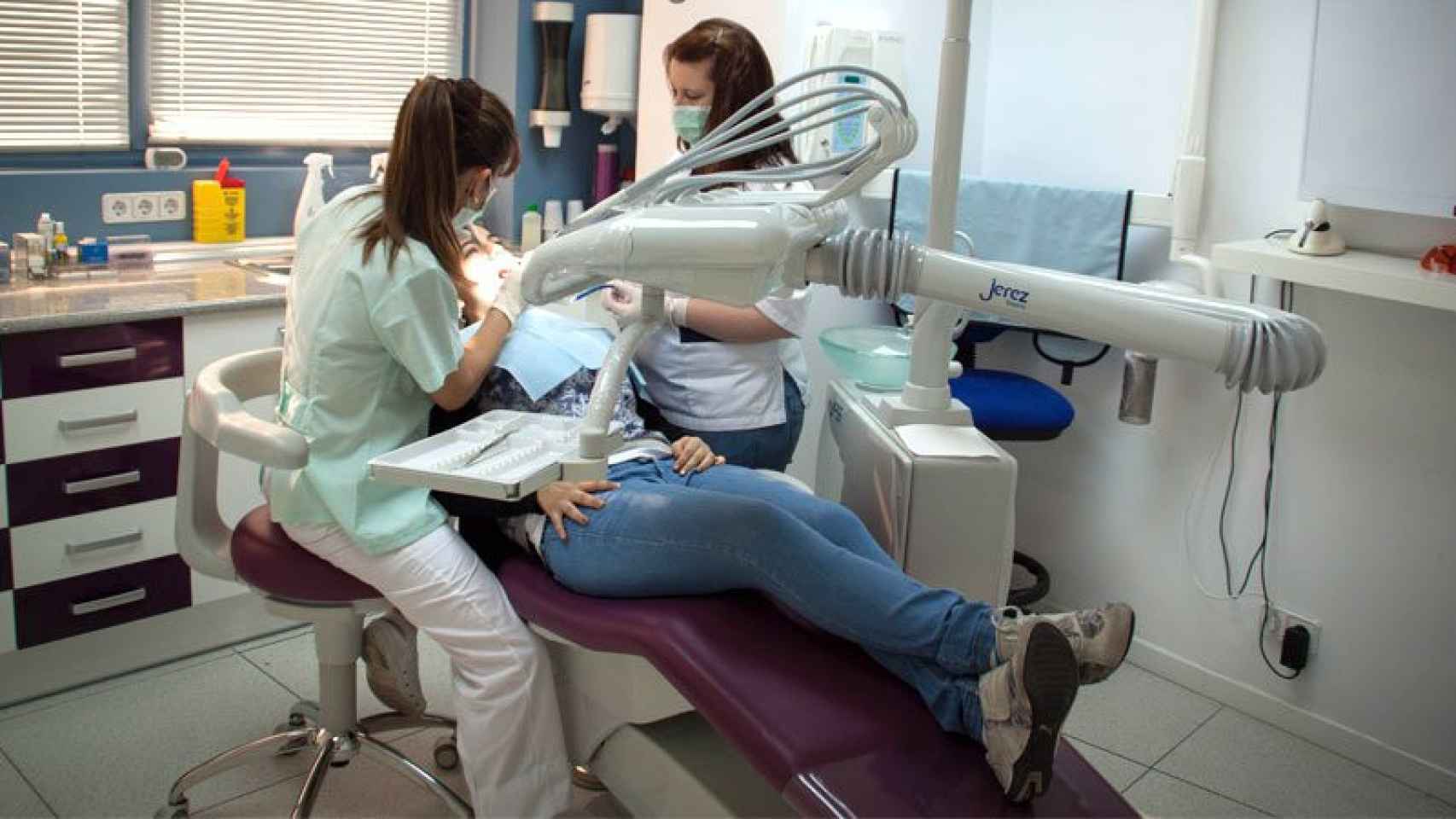 Funnydent pedía a la mujer de la limpieza que lavara el material de ortodoncia en al menos una clínica.