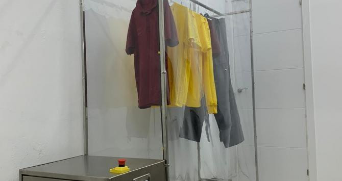 Dispositivo de Arcovid para desinfectar piezas de ropa / ARCOVID