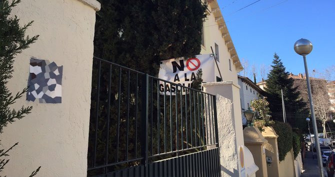 Cartel contra la gasolinera de Sarrià en la calle Eduardo Conde