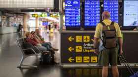 Un viajero consulta los vuelos en el aeropuerto de El Prat / EP