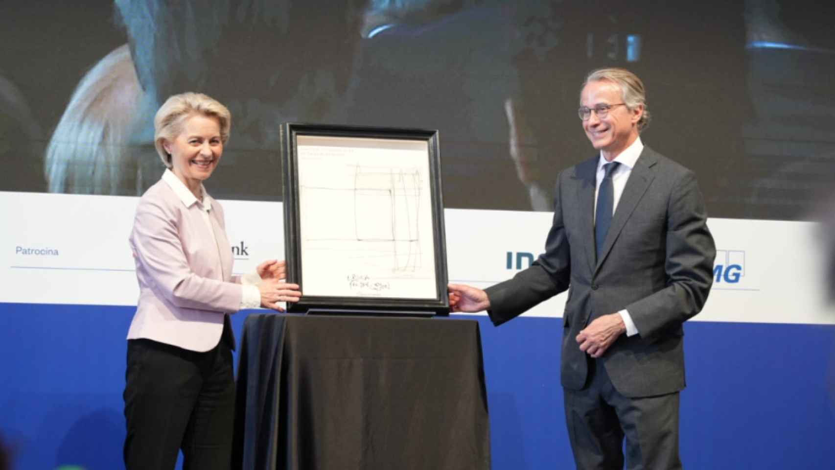 La presidenta de la Comisión Europea, Ursula von der Leyen, junto al presidente del Círculo de Economía, Javier Faus / CG (Luis Miguel Añón)