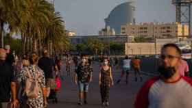Varios turistas pasean por Barcelona / David Zorrakino (EP)