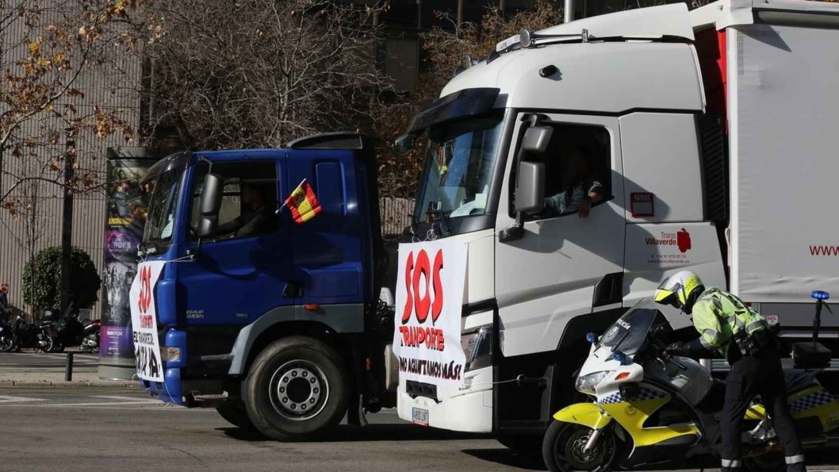 Dos camiones en las inmediaciones de Plaza de Castilla, durante una marcha lenta por las principales vías de Madrid para protestar por los problemas que sufre el sector / EUROPA PRESS