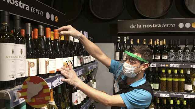 Un empleado ordena los vinos en la bodega de Caprabo / EP