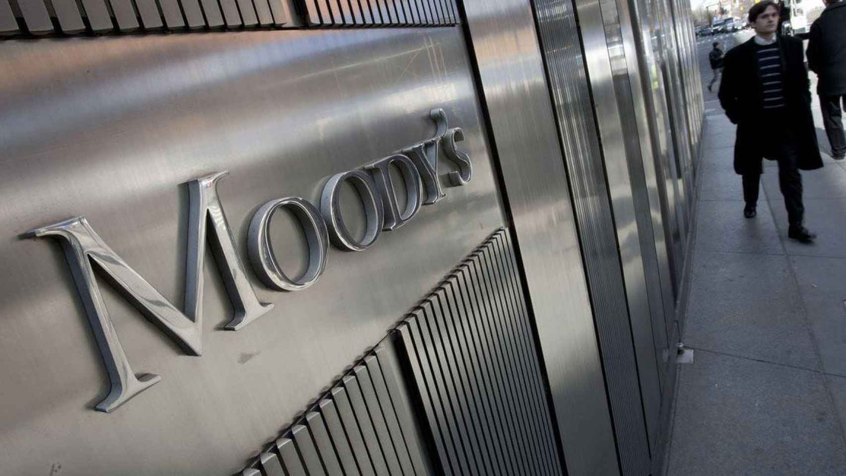 Entrada a la sede de Moody's, la agencia que señala Cataluña como uno de los territorios más expuestos a la crisis del coronavirus / EFE