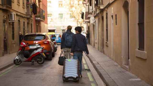Un turista arrastra una maleta en el centro de Barcelona / CG