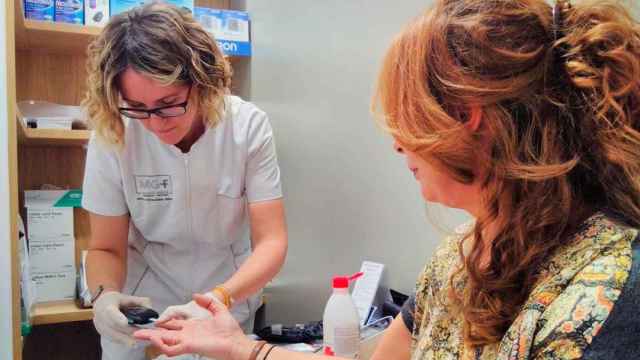 Imagen de unos farmacéuticos realizando una prueba diagnóstica en Barcelona / EP