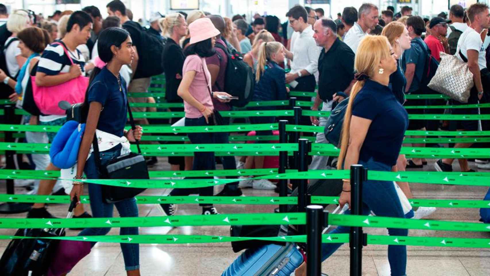 Dos pasajeras en los filtros de seguridad del aeropuerto de El Prat de Barcelona / EFE