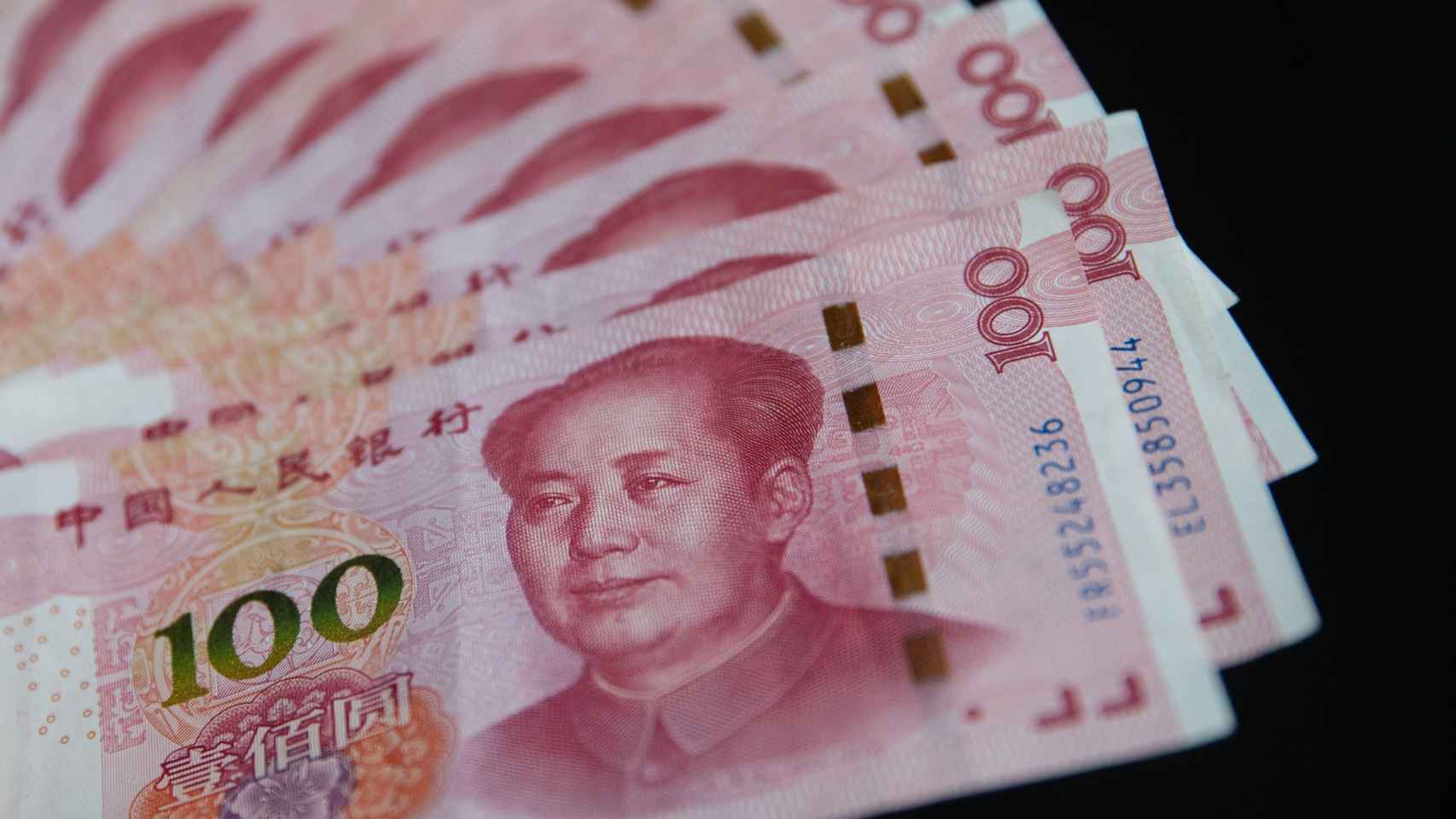 Billetes de 100 yuanes, cuya cotización ha caído a niveles de hace diez años y coincide con la tensión comercial con Estados Unidos / EFE