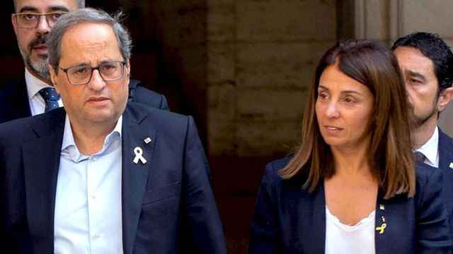 El presidente de la Generalitat, Quim Torra (i), junto a la consejera de Presidencia, Meritxell Budó (d), los responsables del Govern que dejan para otoño los 'marrones' / EFE