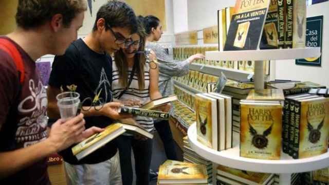 Fans de la saga 'Harry Potter' comprando de noche uno el libro de 'Harry Potter y el legado maldito', publicado por Editorial Salamandra que ahora es propiedad de Penguin Random House / EFE