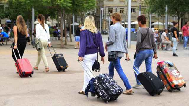 Turistas caminando por una calle de España / EFE