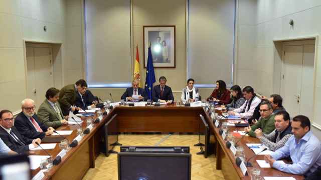 El ministro de Fomento, Íñigo de la Serna, en la reunión con la patronal de las empresas de estiba Anesco y los representantes sindicales de los estibadores / EFE