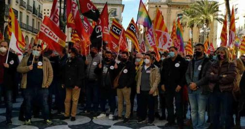 Protesta de trabajadores en Vilanova a la que ha asistido Oriol Junqueras / CG