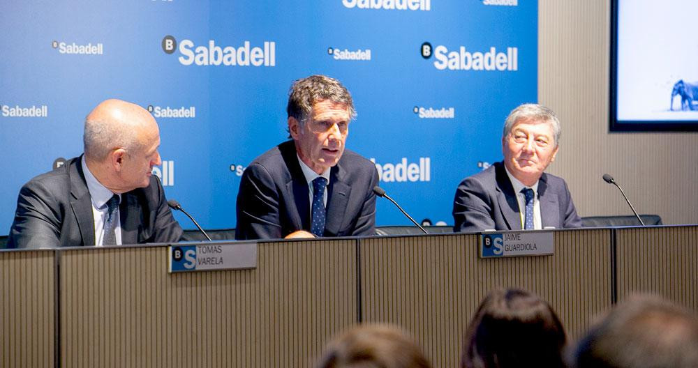 El consejero delegado de Banco Sabadell, Jaume Guardiola (c), junto al director financiero, Tomás Varela (i), y el responsable de relaciones institucionales, Gabriel Martínez (d) / BS