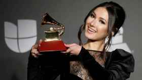 La cantante venezolana Nella, intérprete de la canción de Iberia 'Volando', muestra el premio al mejor artista revelación en los Grammy Latinos / EE