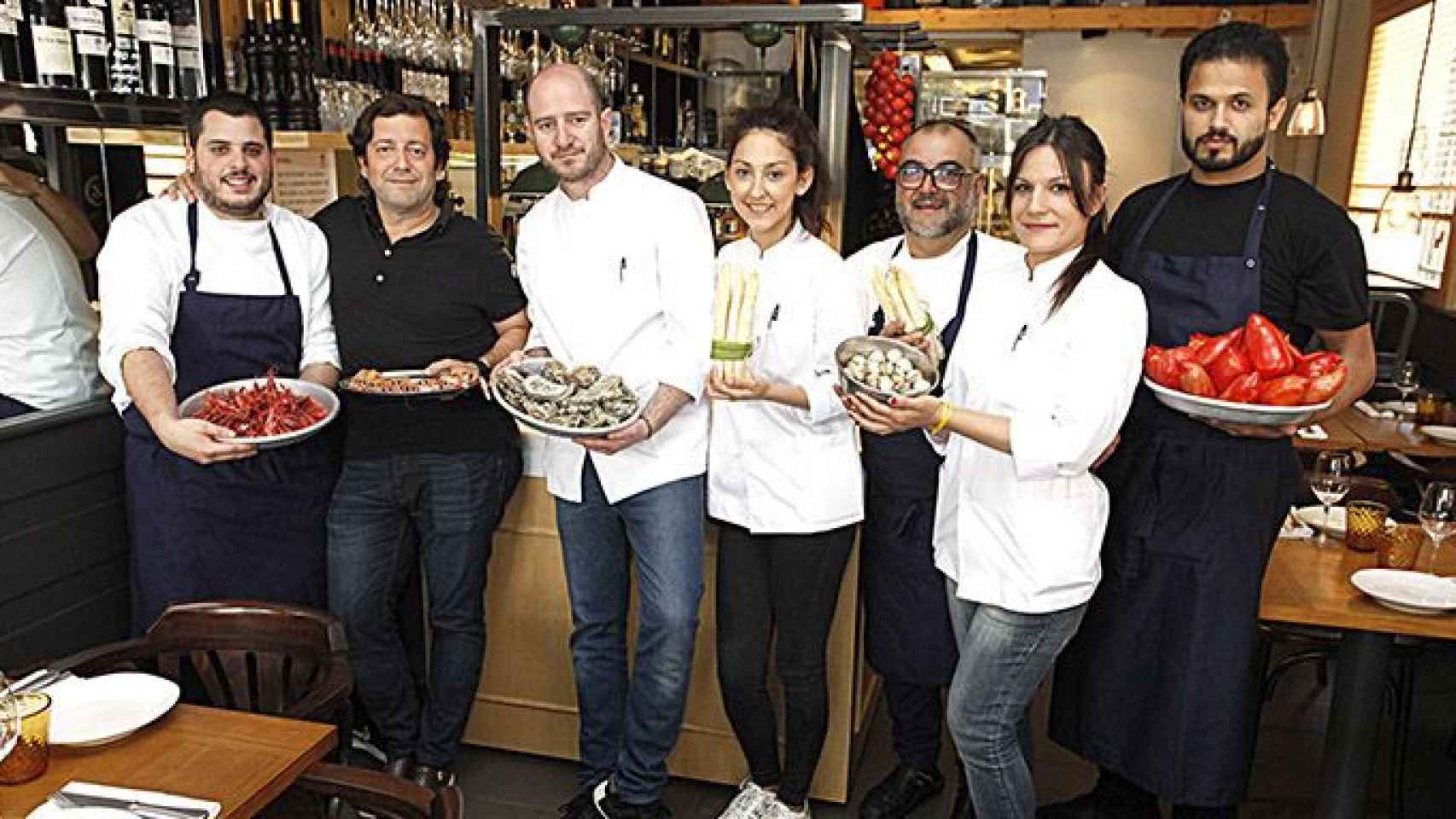 José Varela (segundo por la izquierda) junto a su equipo en el renovado restaurante La Xarxa / CG
