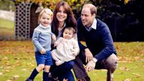 Los duques de Cambridge en una imagen oficial junto a sus hijos / CG