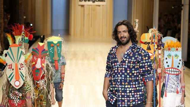 El divertido desfile de Deigual para su moda de verano 2015