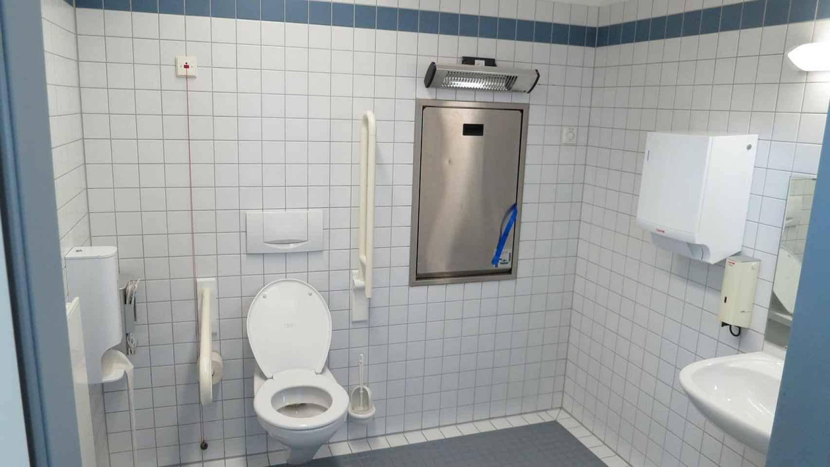 Un lavabo con una taza de váter, lugar donde orinar (mear) / PIXABAY