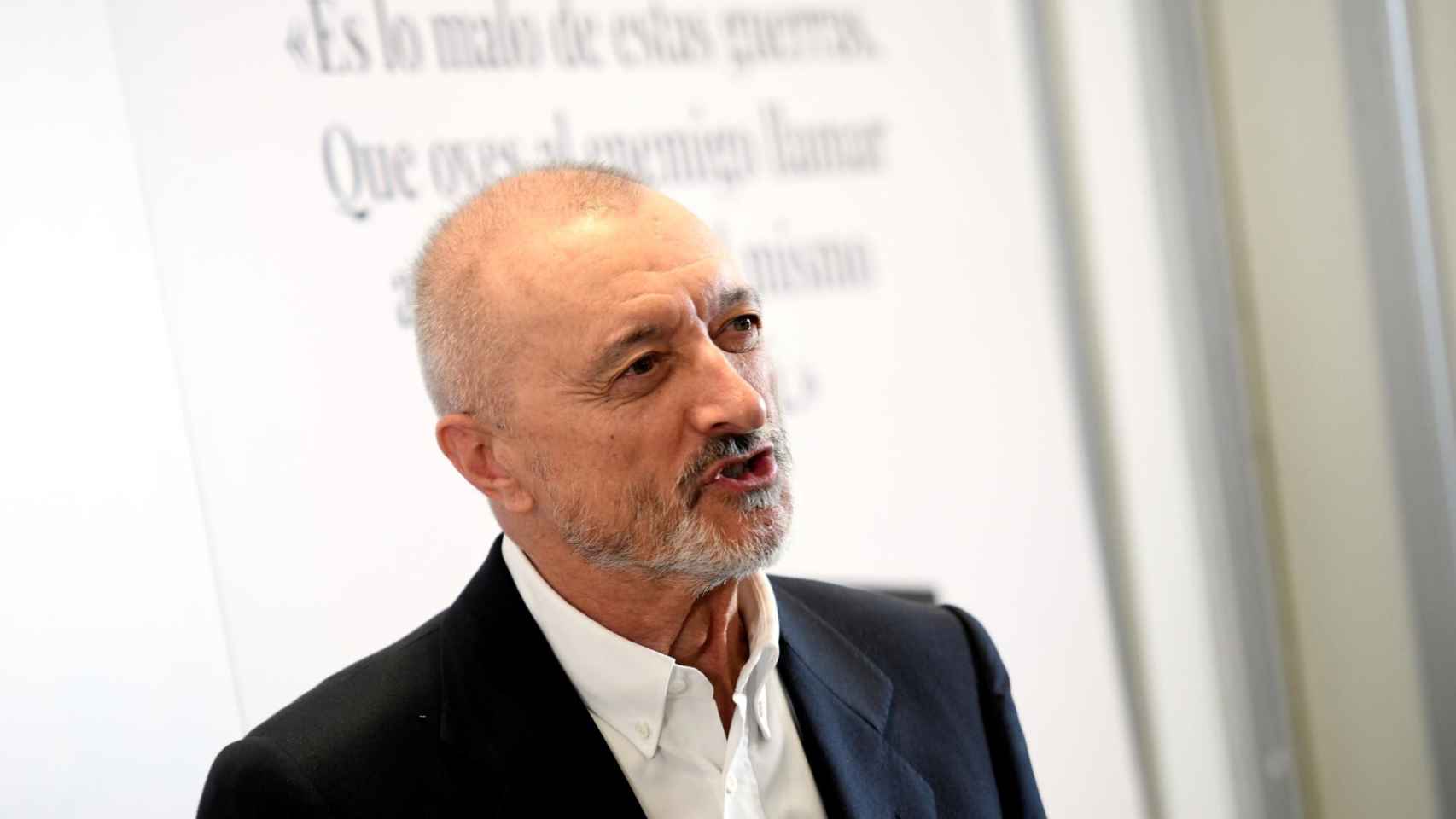 El escritor Arturo Pérez-Reverte durante la presentación de su libro 'Línea de fuego' en el Hotel Westin Palace, en Madrid / EP