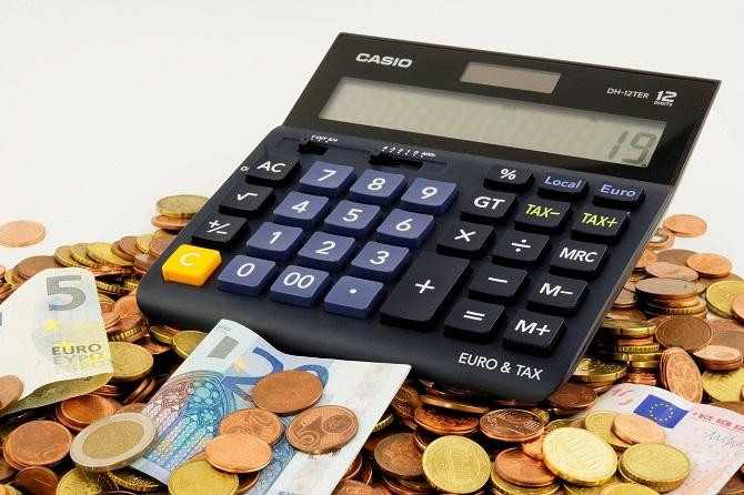 Fotografía de una calculadora con dinero en efectivo / Bruno Glätsch EN PIXABAY