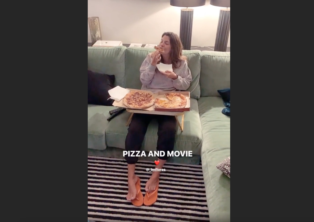 Laura Matamoros se zampa dos pizzas enteras mientras mira una película / INSTAGRAM