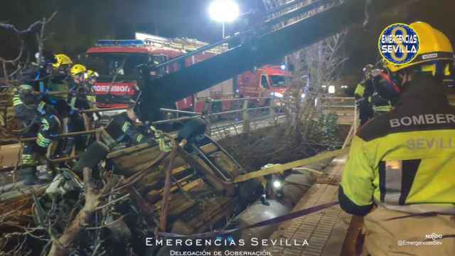 Rescate de un vehículo suspendido en un puente / EMERGENCIAS SEVILLA
